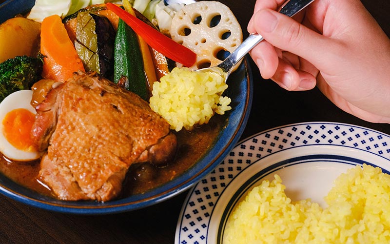 ライスをすくい、スープに浸して食べる。